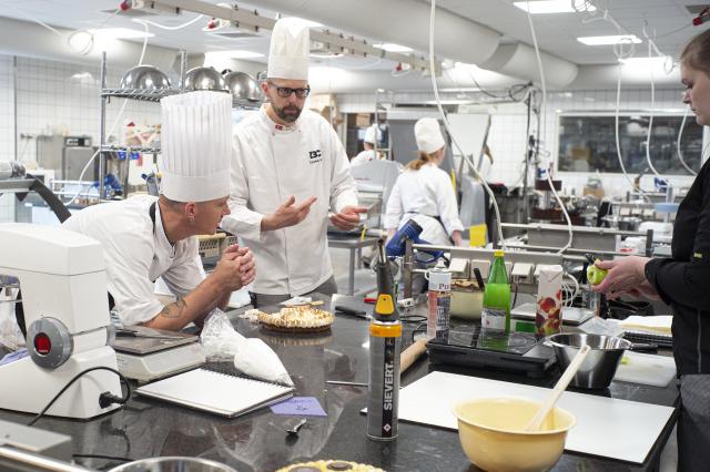 Foto af kokke der arbejder i et køkken