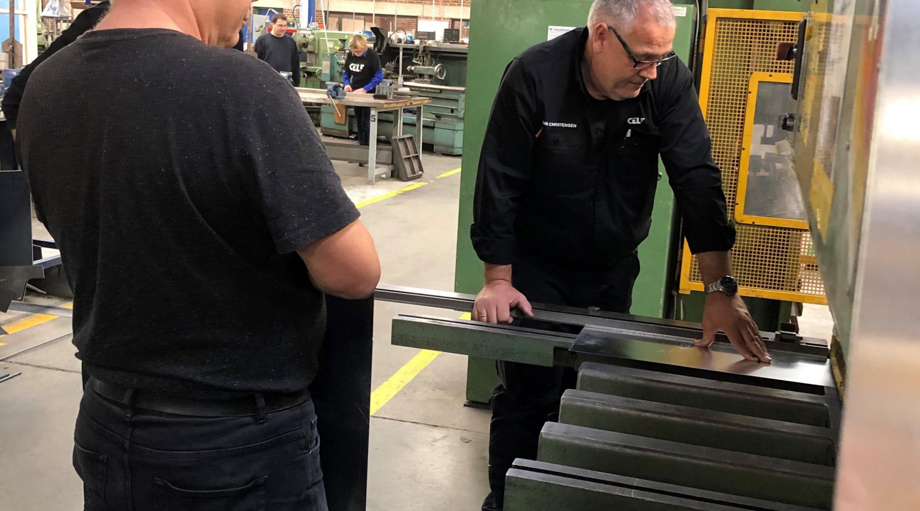 Foto af smede i værksted